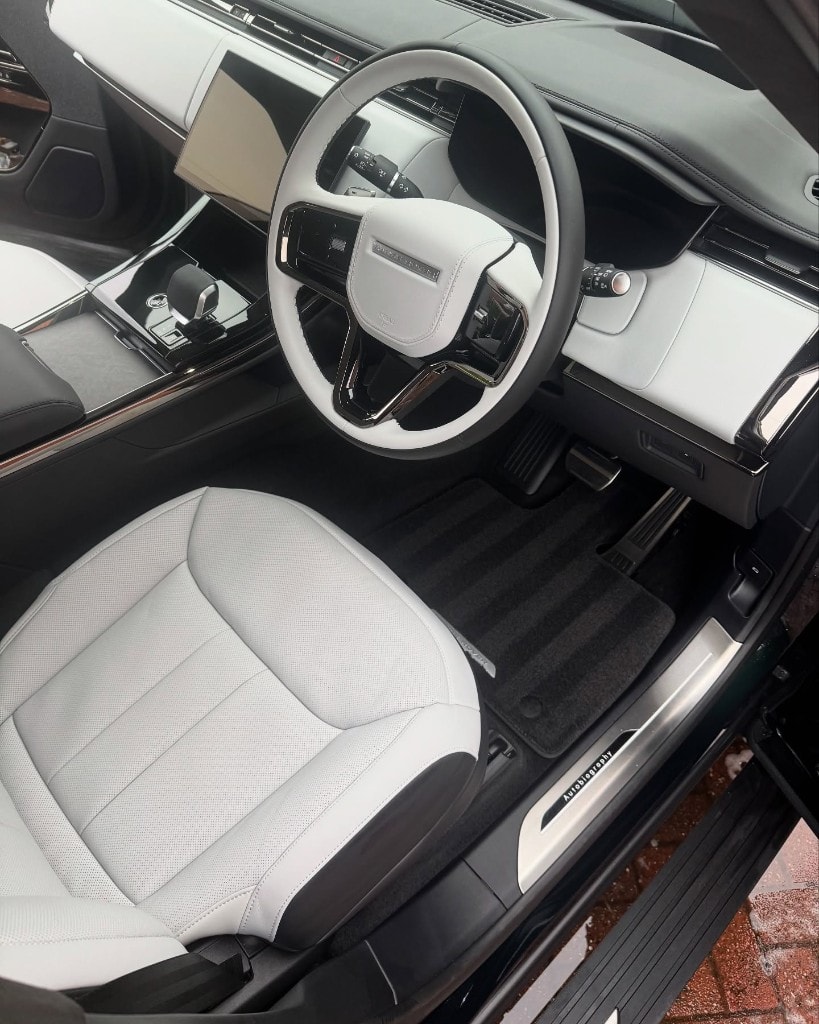 Range Rover white leather cockpit, immaculately cleaned